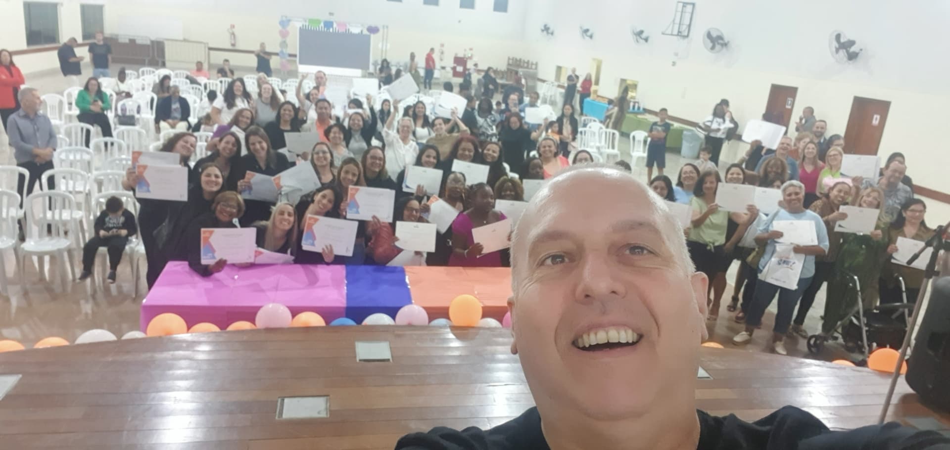 Rogério Chelucci em ação no Núcleo Assistencial Fraterno (NAF), com voluntários e participantes de projeto social